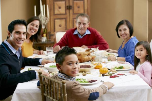 Repas de famille avec seniors